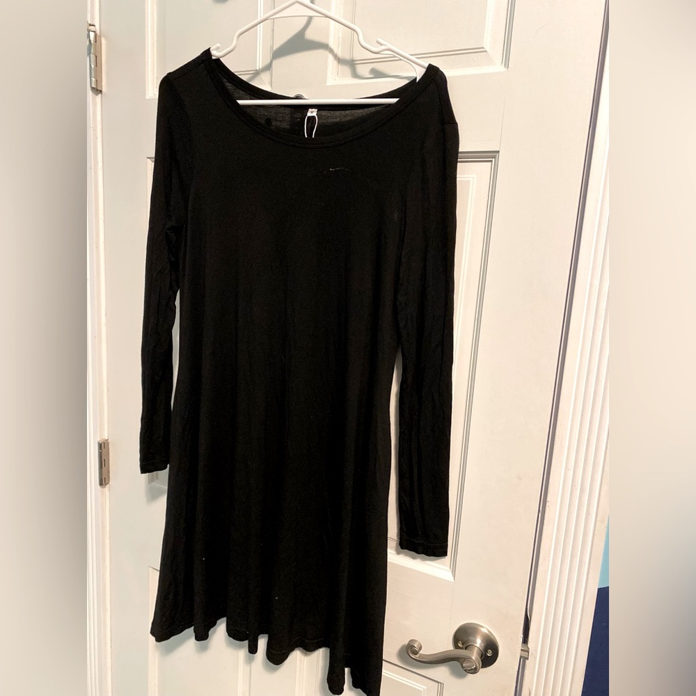 Size M Tissue Black long sleeve swing dress with pockets.